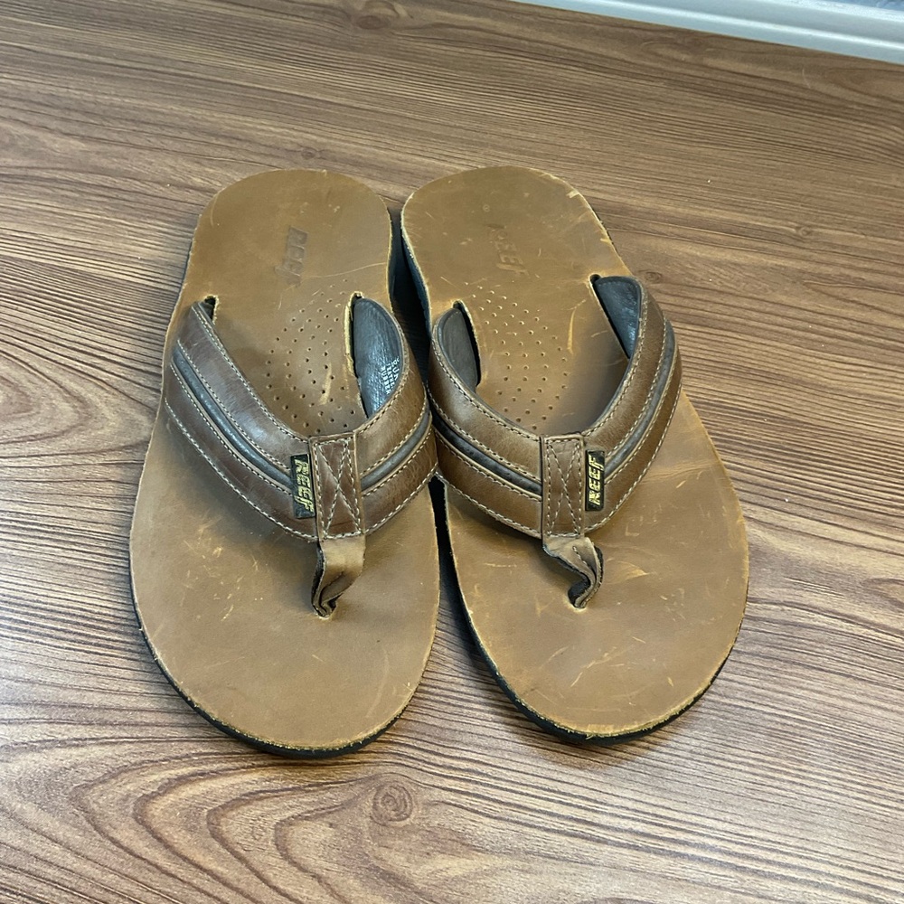 Reef mens Brown Leather Flip Flops with bottle opener on bottom men's size 8